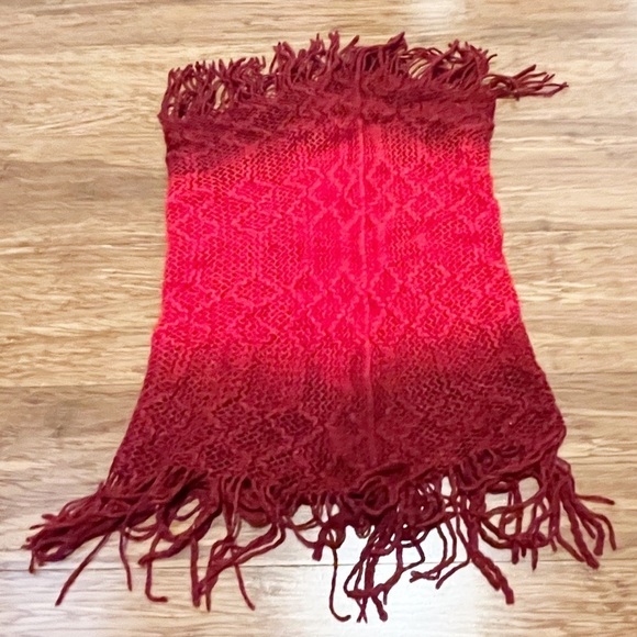 Brit's Knits handmade burgundy red, pink, maroon, ombre gator scarf w/ fringe - Picture 4 of 8